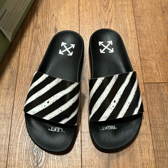 Off white spray stripes slider black/white